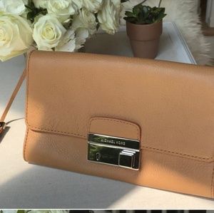 Michael kors clutch